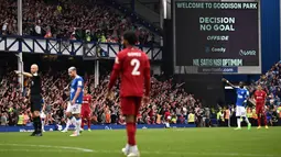 Namun, kebahagiaan itu tak berlangsung lama. Wasit menganulir gol tersebut. Dari pengecekan VAR, gol dianulir akibat offside. Liverpool terselamatkan. (AFP/Oli Scarff)