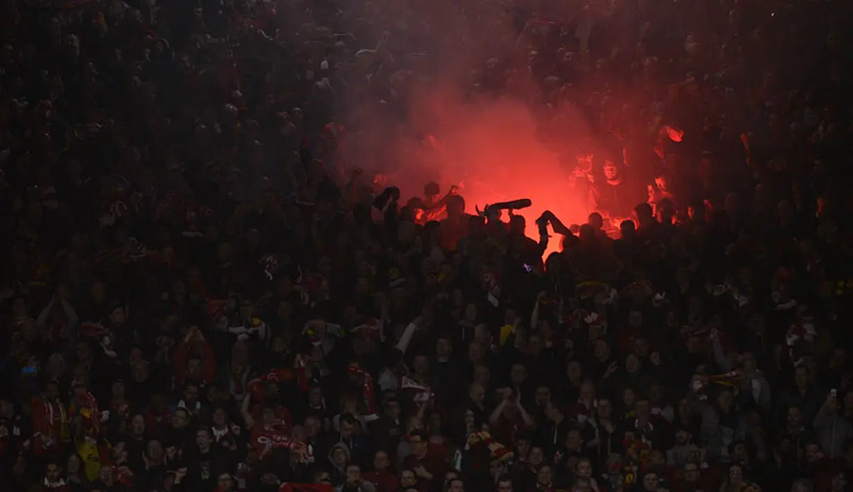 Supporter Liverpool merayakan gol kemenangan yang dicetak Dejan Lovren ke gawang Dortmund pada laga Liga Europa di Stadion Anfield, Inggris, Jumat (15/4/2016) dini hari WIB. Liverpool berhasil lolos ke babak semifinal. (AFP/Oli Scarff)