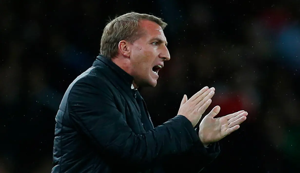 Pelatih Liverpool, Brendan Rodgers memberikan semangat pemainnya dalam pertandingan Liga Primer Inggris di Stadion Emirates, Inggris, (24/8/2015). Kedua tim bermain imbang dengan skor 0-0. (Reuters/Eddie Keogh)