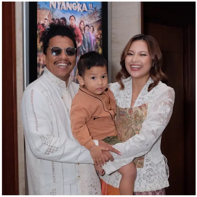 6 Potret Kebaya Brokat Indah Permatasari di Premiere 'Gak Nyangka', Detailnya Unik
