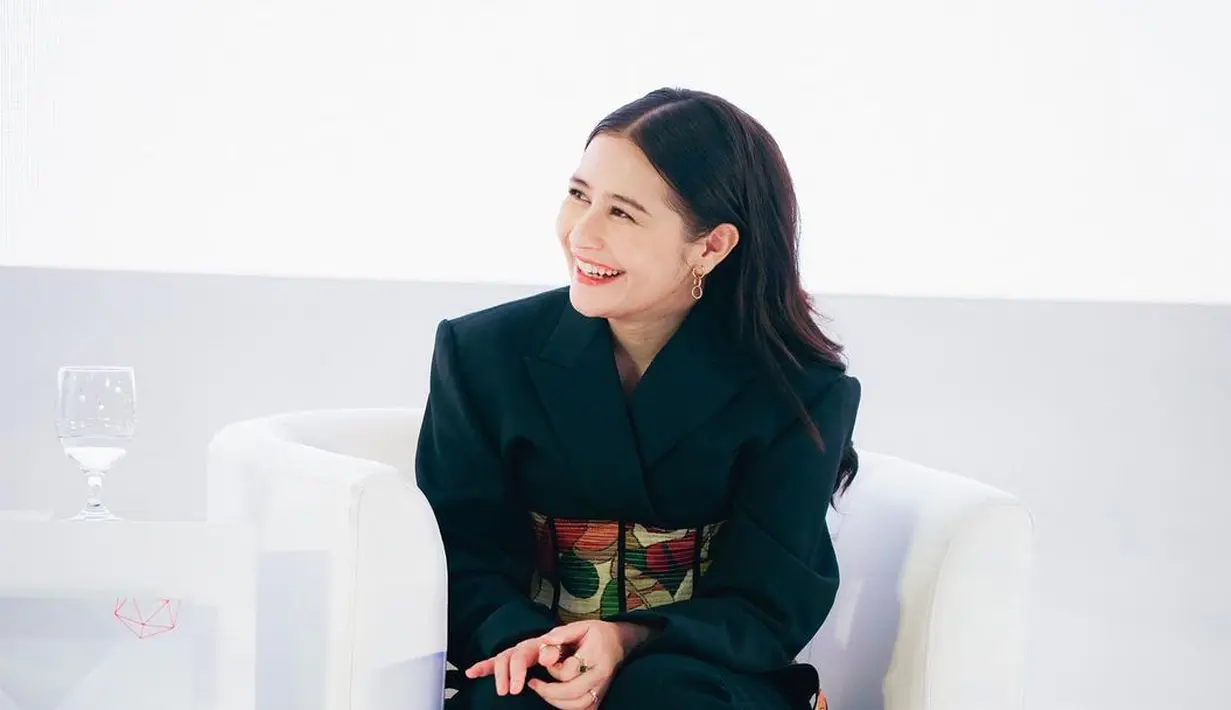 <p>Prilly Latuconsina tak kalah menawan dengan outfit serba hitam dan sentuhan etnik [@prillylatuconsina96]</p>