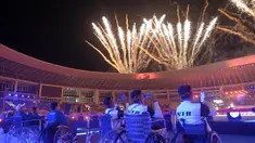 Atlet menyaksikan kembang api saat digelar Upacara Pembukaan Pekan Paralimpiade Nasional XVII di Stadion Manahan, Solo, Minggu (6/10/2024). (PB PEPARNAS/Arnold Simanjuntak)