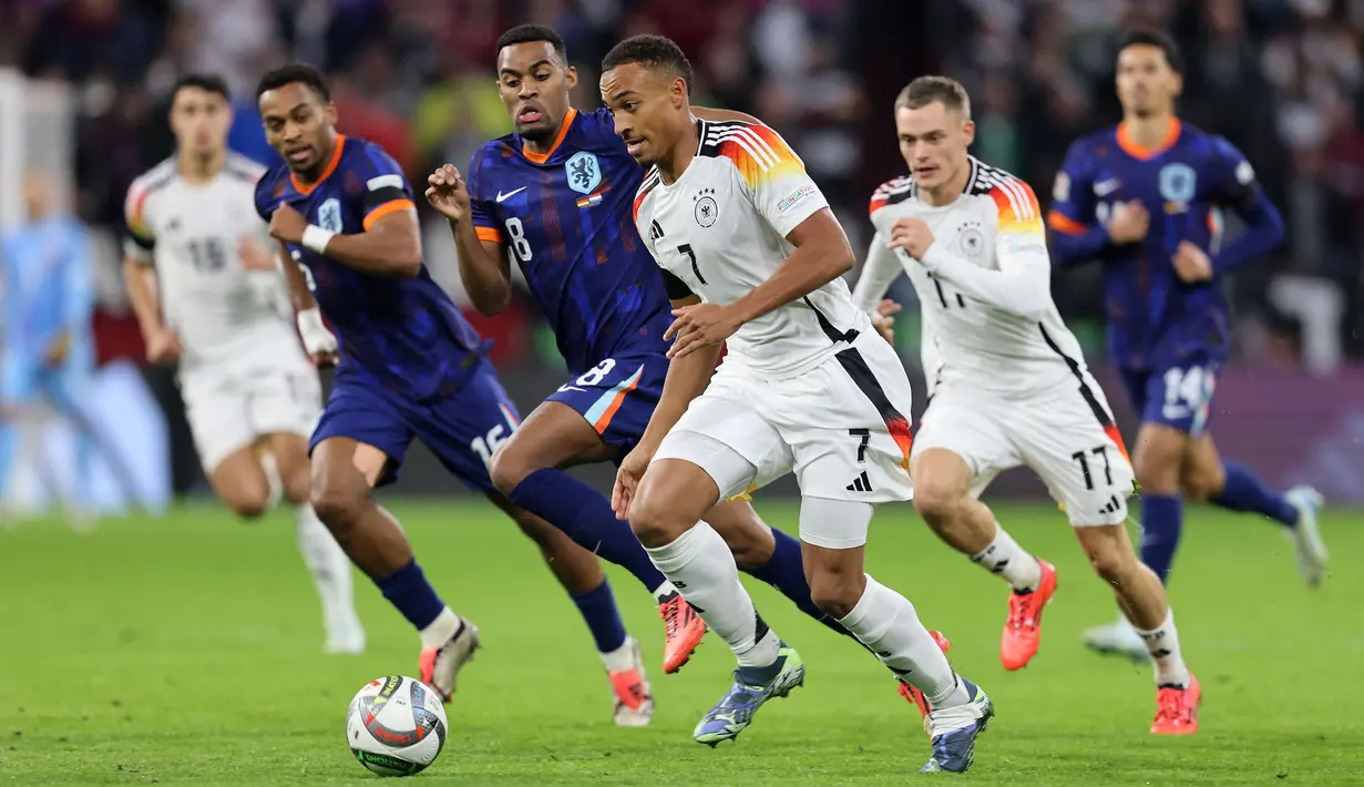 Pemain Jerman, Jamie Leweling (tengah kanan) menggiring bola untuk melewati pemain Belanda pada laga lanjutan Grup A3 UEFA Nations League di Allianz Arena, Jerman, Selasa (15/10/2024) dini hari WIB. (AFP/Odd Andersen)