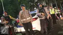 Petugas kepolisian bersenjata lengkap berjaga di kawasan Bundaran HI, Jakarta, Sabtu (31/12). Namun acara tersebut dibatalkan setelah Pemkot DKI berkoordinasi dengan Kepolisian Daerah Metro Jaya. (Liputan6.com/Immanuel Antonius)