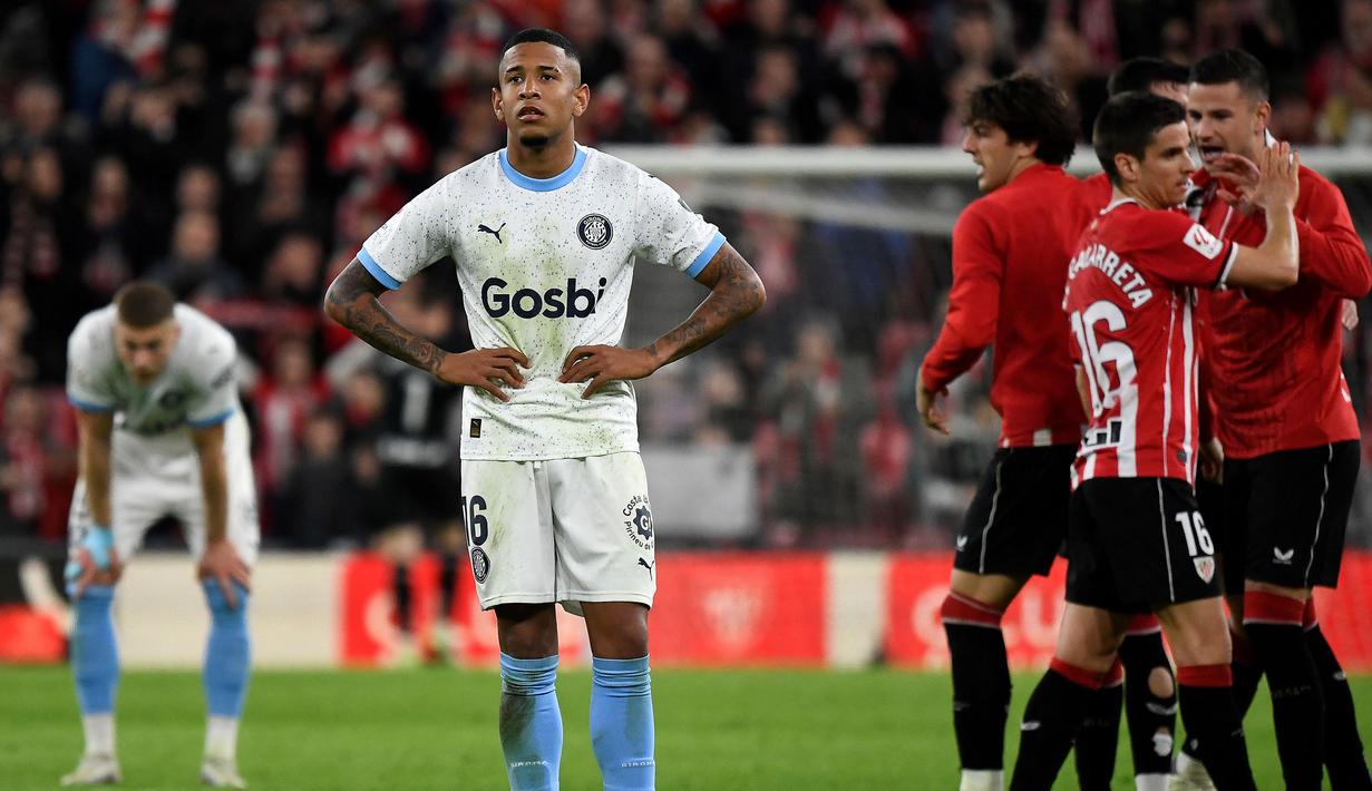 Ekspresi kecewa pemain Girona, Savio Moreira saat timnya kalah dari Athletic Bilbao pada laga lanjutan Liga Spanyol 2023/2024 di San Mames Stadium, Bilbao, Spanyol, Selasa (20/02/2024) dini hari WIB. (AFP/Ander Gillenea)