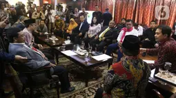 Fraksi Partai Keadilan Sejahtera (PKS) dan Fraksi Partai Demokrat menemui Wakil Ketua DPR Azis Syamsudin di Kompleks Parlemen, Jakarta, Selasa (4/2/2020). Kedua fraksi ini menyerahkan berkas usulan pembentukan Panitia Khusus atau Pansus Jiwasraya kepada pimpinan DPR. (Liputan6.com/Johan Tallo)