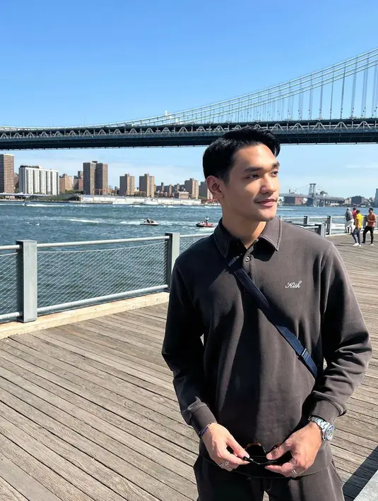 Pesona Afgan saat liburan. Ia mengenakan polo shirt lengan panjang berwarna cokelat dipadunya dengan celana panjang yang serasi. [Foto: Instagram/afganisme.official]