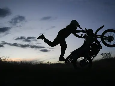 Pedro Aldana pada umur 11 tahun sudah mahir mengendalikan trik seni akrobatik sepeda motor atau yang lebih akrab disebut freestyler. (Foto: AP/Matias Delacroix)
