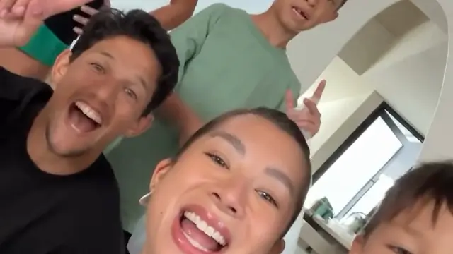 Potret Jennifer Bachdim dan Keluarga Bagi-Bagi Takjil Gratis. (instagram/jenniferbachdim/ibachdim)