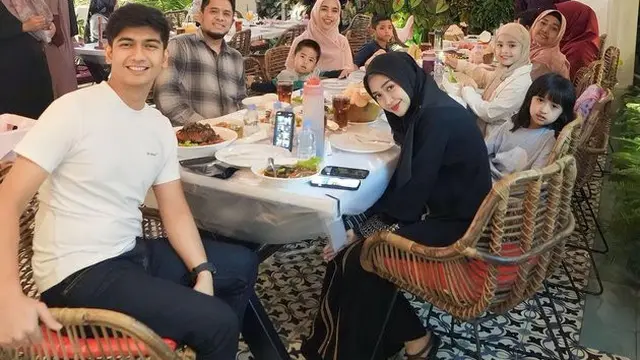 6 Potret Ria Ricis dan Teuku Ryan Buka Bersama Keluarga Besar, Tepis Isu Renggang