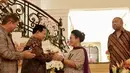 Dalam unggahannya, Prabowo membagikan beberapa foto pesta ulang tahun Titiek yang dirayakan bersama anak semata wayang mereka, Didit Hediprasetyo yang mengenakan kemeja batik lengan panjang. [@prabowo]