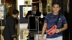 Pelatih Indonesia, Bima Sakti, meninggalkan penginapan usai pertandingan terakhir Piala AFF 2018 melawan Filipina di Hotel Sultan, Jakarta, Senin (25/11). Indonesia gagal lolos fase grup Piala AFF. (Bola.com/M Iqbal Ichsan)