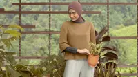 Simak inspirasi gaya hijab dari Ayudia untuk aktivitas selama adaptasi kebiasaan baru (Foto: Uniqlo Indonesia)