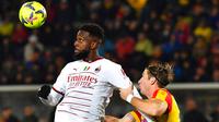Pemain Lecce Federico Baschirotto berebut bola dengan pemain AC Milan Divock Origi pada pertandingan sepak bola Liga Italia di Lecce, Italia, 14 Januari 2023. Pertandingan berakhir imbang dengan skor 2-2. (Giovanni Evangelista /LaPresse via AP)