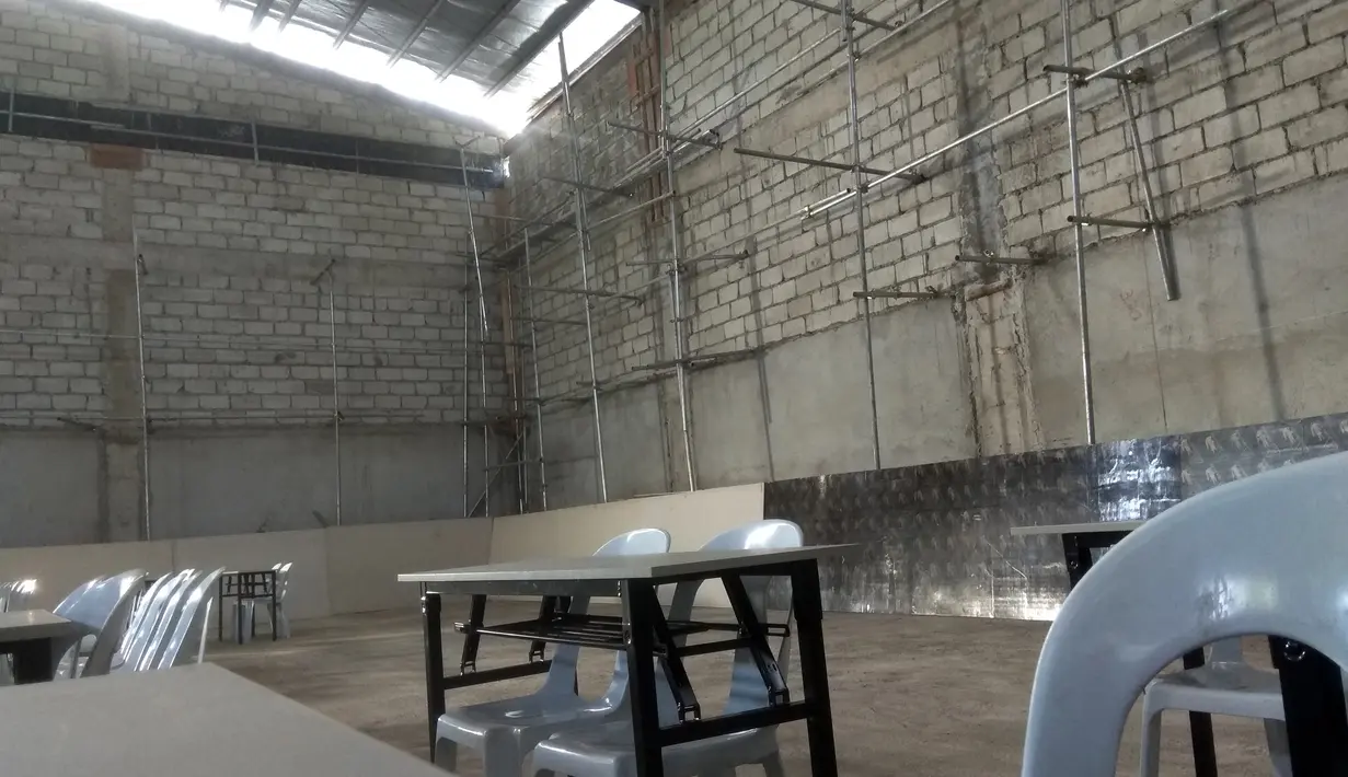 Suasana media center dari Stadion Rizal Memorial di Manila,Senin (25/11). Meski akan digunakan untuk ajang SEA Games 2019 kondisi ruangannya sangat memprihatinkan. (Bola.com/M Iqbal Ichsan)