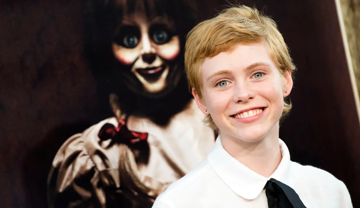 Aktris Sophia Lillis tersenyum saat menghadiri pemutaran perdana 'Annabelle: Creation' di Hollywood, California (7/8). (AFP Photo/Valerie Macon)