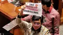 Anggota Fraksi PKS memegang poster bertuliskan “Tolak Kenaikan Harga BBM” walkout dari Rapat Paripurna ke-4 masa persidangan I tahun 2022-2023 di Kompleks Parlemen, Senayan, Jakarta, Selasa (6/9/2022). Fraksi PKS menyampaikan interupsi dan dilanjutkan melakukan walk out keluar dari ruang paripurna. (Liputan6.com/Angga Yuniar)