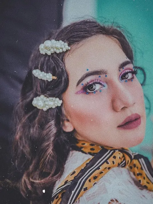 Selain padu padan pakaian yang unik, Abby juga kerap memoles wajahnya dengan makeup ala vintage yang memesona. Bagaimana, tertarik mencoba gaya vintage? (Liputan6.com/IG/@galabbythahira)