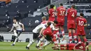 Gelandang Tottenham Hotspur, Eric Dier, melepaskan tendangan bebas saat melawan Southampton pada laga Liga Inggris di London, Rabu (21/4/2021). Tottenham menang dengan skor 2-1. (Justin Setterfield/Pool via AP)
