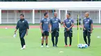 Pelatih Timnas Indonesia U-22, Indra Sjafri, memimpin langsung persiapan skuad Garuda jelang menghadapi Timnas Mali di Stadion Madya, Senayan, Jakarta, Jumat (14/11/2025). (Bola.com/M Iqbal Ichsan)