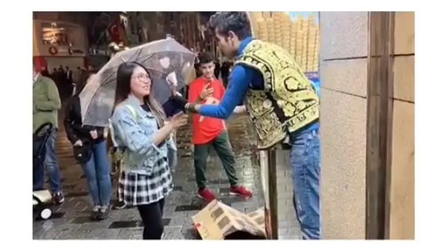 Saat mampir di kota Istanbul, Via Vallen sempat menjahili penjual es krim. Aksi tersebut merupakan balas dendam Via karena sebelumnya dikerjai saat membeli es krim.