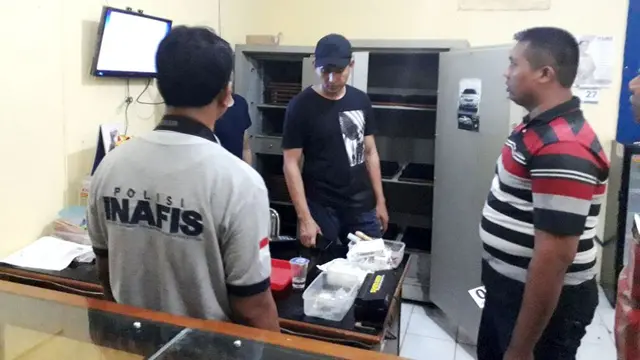 Polisi mengolah TKP di Toko Emas milik H Sunan yang menjadi korban perampokan. (Foto: Liputan6.com/Muhamad Ridlo/Polres Cilacap)