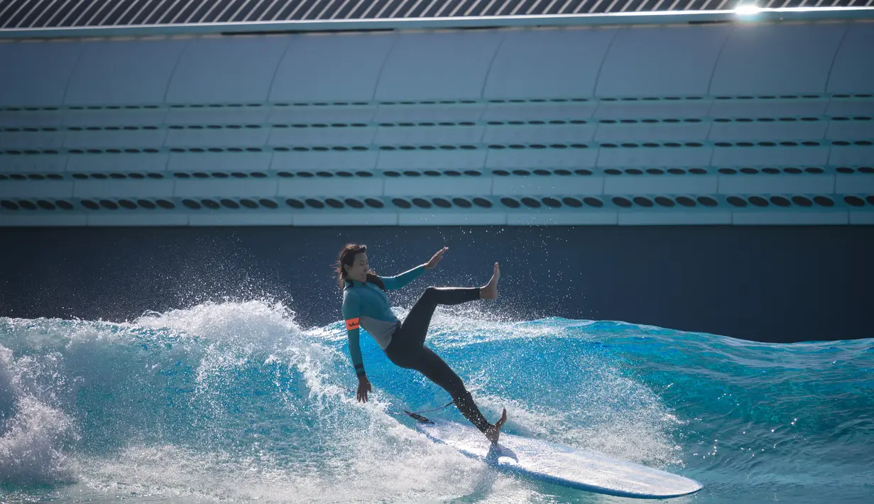 Peselancar bermain ombak di kolam ombak Wave Park di Siheung, Korea Selatan pada 18 Oktober 2020. Korea Selatan memiliki kolam ombak terbesar di dunia dengan teknologi Wavegarden Cove yang memiliki beberapa modul produksi gelombang dan menjadi kolam gelombang dengan jumlah terbesar. (Ed JONES/AFP)