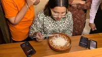 Wanita Ini Cetak Rekor Dunia Makan Nasi Sebutir Demi Sebutir, Unik!