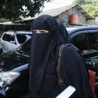 Setelah beberapa kali tak hadir dalam sidang cerai yang diajukan oleh Dian Rositaningrum, Rabu, (11/4) Opick terlihat hadir. Opick hadir didampingi beberapa pria berbadan tegap. (Adrian Putra/Bintang.com)