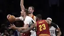 Pemain Brooklyn Nets, Brook Lopez (kiri) berusaha keluar dari kawalan para pemain Cleveland Cavaliers pada laga NBA basketball game di Barclays Center, (6/1/2017). Cavs menang 116-108. (AP/Frank Franklin II)