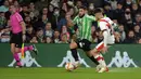 Gelandang Real Betis, Nabil Fekir (kiri) berusaha melewati gelandang Rayo Vallecano, Oscar Valentin pada semifinal Copa del Rey di Stadion Benito Villamarin, Spanyol (4/3/2022). Hasil imbang itu membuat Real Betis lolos ke babak final dengan agregat kemenangan 3-2. (AFP/Cristina Quicler)