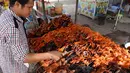 Pedagang memanggang tikus untuk dijual di provinsi Battambang (8/8/2019). Tikus bakar bukanlah makanan yang lezat untuk dinikmati, tetapi di provinsi pedesaan Battambang, Kamboja, mereka populer sebagai camilan murah dan cepat. (AFP Photo/Tang Chhin Sotthy)