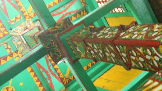 Pilar utama pada Masjid Saka Tunggal. (Liputan6.com/Nugroho Pandu/Muhamad Ridlo)