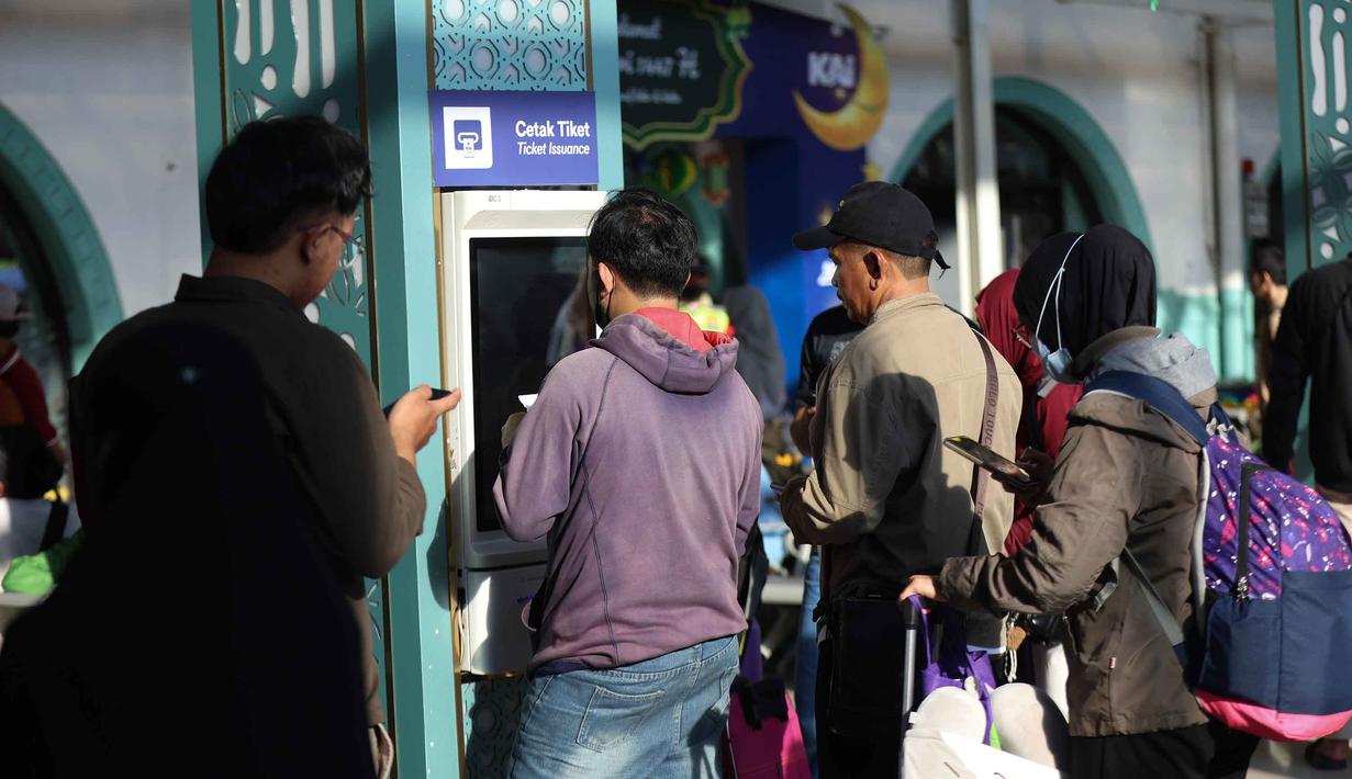 Jelang Hari Raya IdulFitri 1447 Hijriah, kepadatan arus mudik mulai terasa di kawasan Stasiun Pasar Senen, Senin (16/3/2026). Tampak dalam foto, calon penumpang Kereta Api Jarak Jauh melakukan pelaporan mandiri sesaat sebelum masuk ke ruang tunggu Stasiun Pasar Senen, Jakarta, Senin (16/3/2026). (Kapanlagi.com/Budy Santoso)