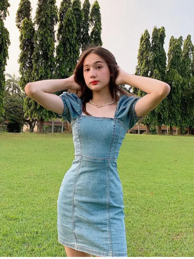 Gaya Laura Moane Kenakan Mini Dress, aktris yang dikabarkan dekat dengan Al Ghazali. [@its_lauramoane2]