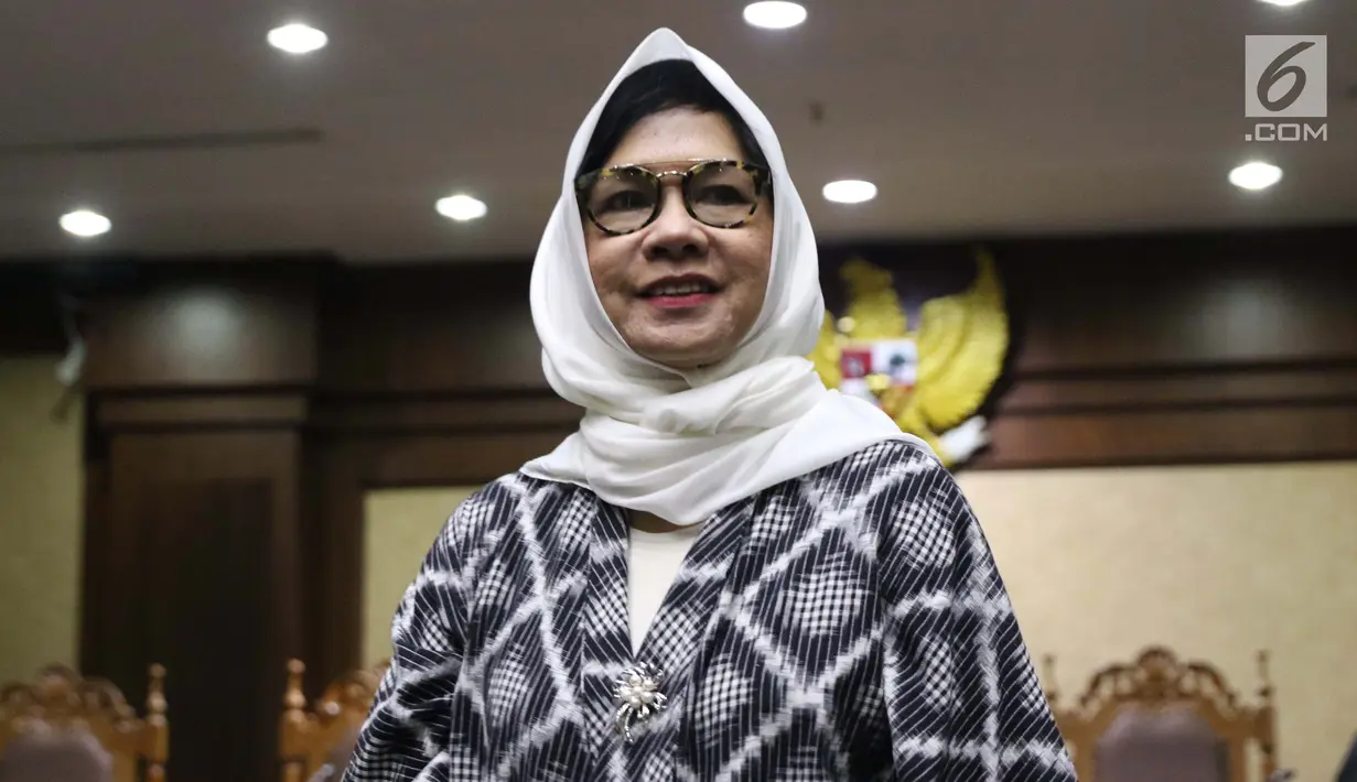 Mantan Dirut PT Pertamina (Persero), Karen G Agustiawan usai menjalani sidang lanjutan di Pengadilan Tipikor, Jakarta, Kamis (14/2). Sidang beragendakan pembacaan jawaban atas eksepsi terdakwa oleh Jaksa Penuntut Umum. (Liputan6.com/Helmi Fithriansyah)