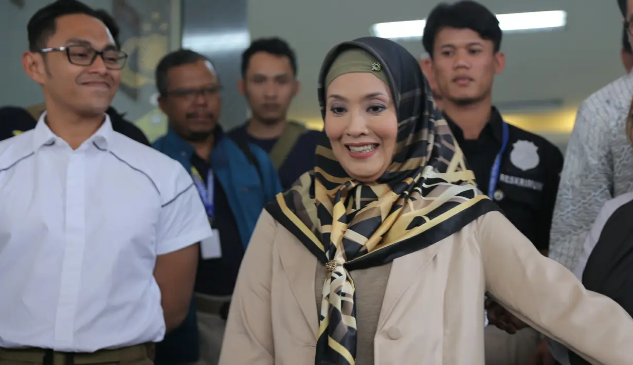 Wanita 41 tahun itu menjelaskan bahwa senjata yang ditunjukkan dulu sama persis dengan yang ia lihat saat masih di Padepokan. Selain diperlihatkan senpi, ia juga diperlihatkan peluru yang berjumlah 2.000 butir. (Andy Masela/Bintang.com)