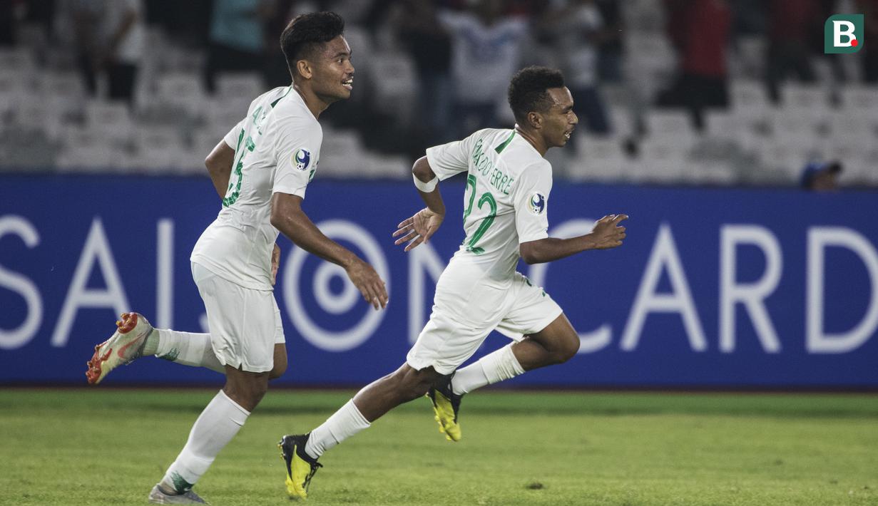 Gelandang Timnas Indonesia, Todd Rivaldo, merayakan gol yang dicetaknya ke gawang Qatar pada laga AFC U-19 Championship di SUGBK, Jakarta, Minggu (21/10). Indonesia kalah 5-6 dari Qatar. (Bola.com/Vitalis Yogi Trisna)