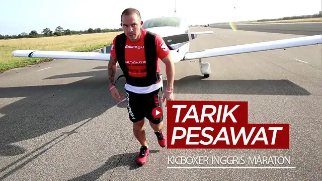 Berita video kickboxer asal Inggris, Carl Thomas, melakukan aksi galang dana dengan maraton sambil menarik pesawat.
