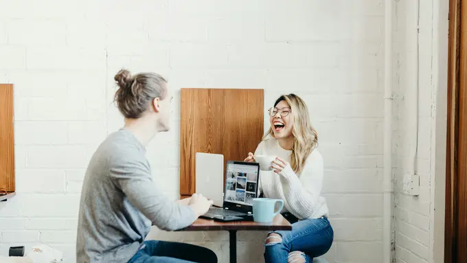 Dalam suasana yang penuh harapan dan sedikit grogi, penting untuk mengetahui apa yang sebaiknya dilakukan dan dihindari selama kencan pertama.