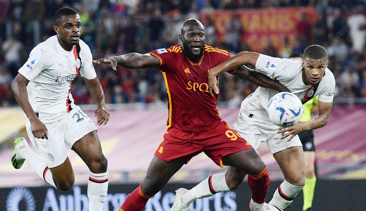 Pemain AS Roma, Romelu Lukaku, berebut bola dengan pemain AC Milan, Malick Thiaw, dalam laga giornata ketiga Liga Italia di Stadion Olimpico, Roma, Sabtu (2/9/2023). AS Roma tumbang dengan skor 1-2. (AFP/Filippo Monteforte)