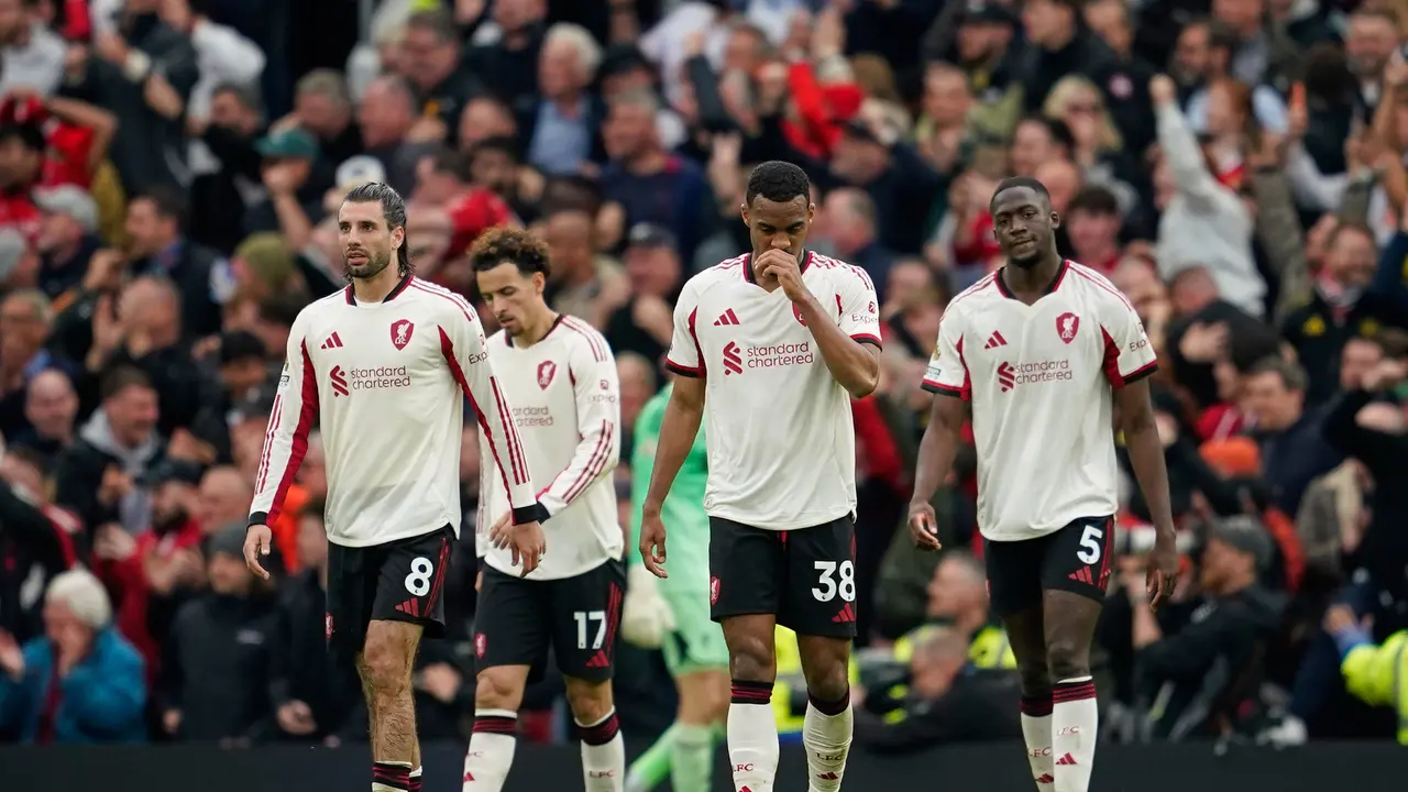 Ekspresi skuad The Reds usai kebobolan gol Kobbie Maino di laga Manchester United vs Liverpool di pekan ke-35 Liga Inggris 2025/2026 di Old Trafford, Minggu (03/05/2026) malam WIB.