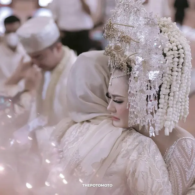 Momen Pernikahan Selebgram Sarah Gibson dan Diska Resha. (Sumber: Instagram/thepotomoto)