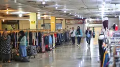 Warga melintas di Mal Blok M, Jakarta, Senin (24/10/2022). Peneliti dari Institute for Development of Economics and Finance (Indef) Nailul Huda memprediksi Indonesia akan mampu bertahan dalam menghadapi ancaman resesi global yang diperkirakan terjadi pada tahun depan. (Liputan6.com/Angga Yuniar)