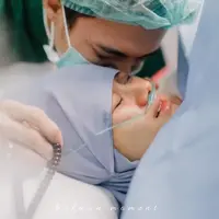 Pasangan muda Rey Mbayang dan Dinda Hauw kini tengah menikmati peran barunya sebagai orangtua. Minggu, 20 Juni 2021, mereka dikaruniai bayi laki-laki yang diberi nama Arshakalif Muhammad Mbayang. (Instagram/rey_mbayang)