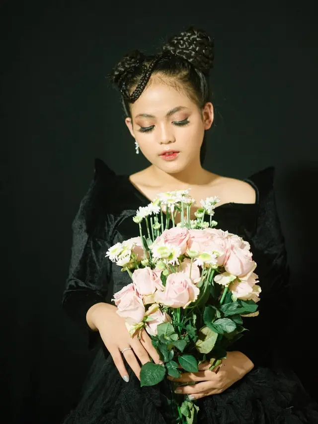6 Gaya Putri DA 4 dalam Pemotretan Woman In Black, Memesona