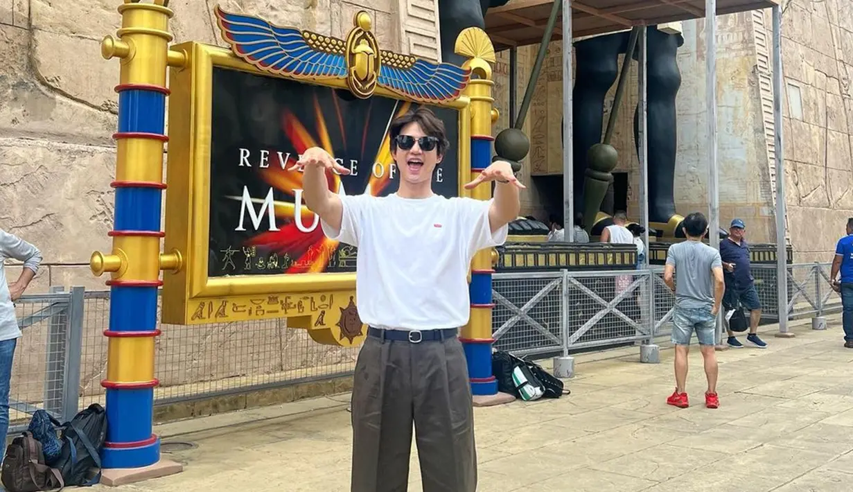 <p>Beberapa wahana yang ada di Universal Studios pun dikunjunginya. Minho tampak dalam suasana bahagia saat mengabadikan momen tersebut. Ia bahkan bergaya seekspresif mungkin. Bintang drama Korea &lsquo;To The Beautiful You&rsquo; itu tampil kasual dengan memakai kaos putih dan celana panjang. (Liputan6.com/IG/@choiminho_1209)</p>