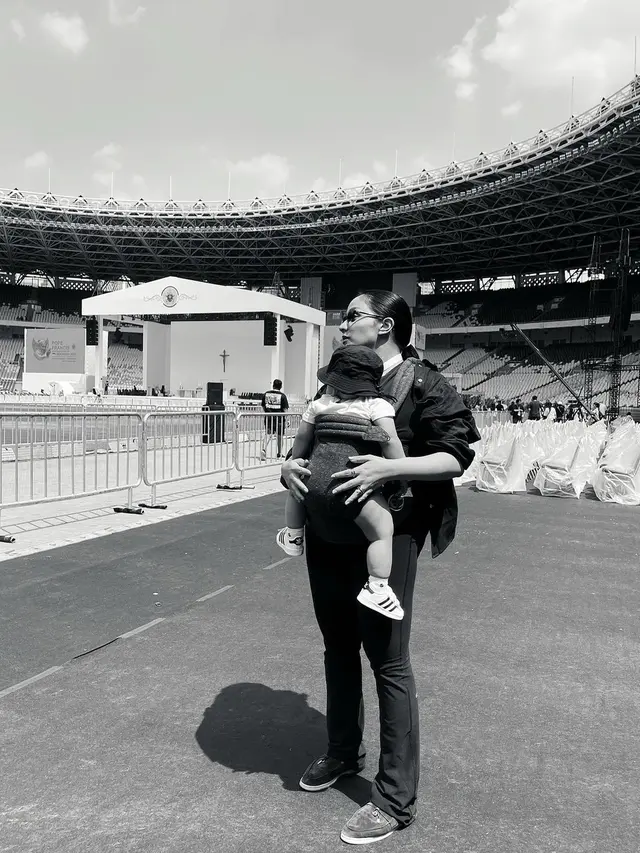 6 Potret Angel Pieters saat Momong Anak Pertama, Tetap Stunning