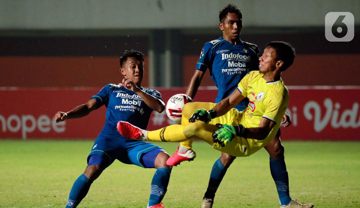 Pemain Persib Bandung , Frets Butuan (tengah) dan Febri Hariyadi (kiri) saat berhadapan dengan penjaga gawang PS Sleman, Ega Rizky Pramana dalam pertandingan semifinal leg pertama Piala Menpora 2021 di Stadion Maguwoharjo, Sleman, Jumat (16/4/2021). (Bola.com/Ikhwan Yanuar)