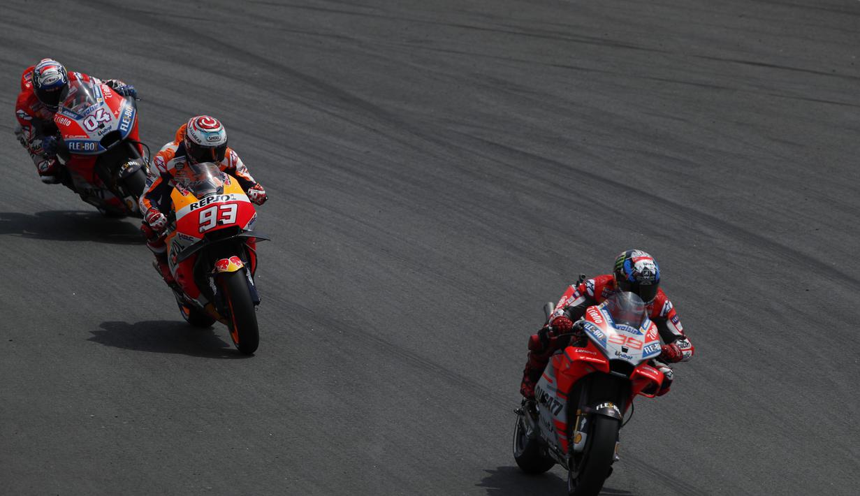 Pebalap Ducati, Jorge Lorenzo dibuntuti Pebalap Honda, Marc Marquez, pada balapan MotoGP 2018 di Sirkuit Catalunya, Spanyol, Minggu (17/6/2018). Lorenzo menjadi yang tercepat dengan catatan waktu 40 menit 13,566 detik. (AP/Eric Alonso)